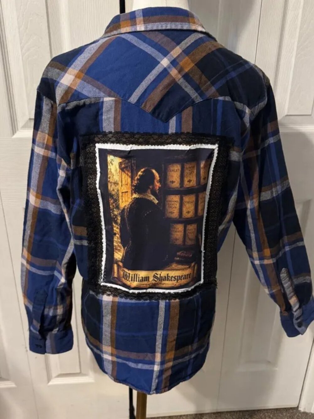 William Shakespeare Back Graphic T-shirt on Men’s Medium Flannel Medium